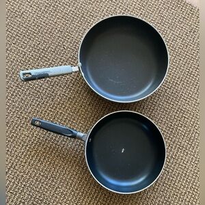 2 frying pans
